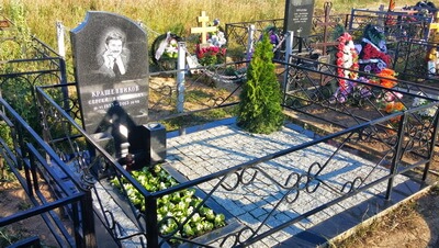 Наземное покрытие могилы на Домодедовском кладбище в Москве