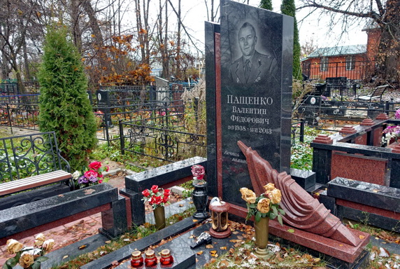 Угловая мемориальная композиция из гранита